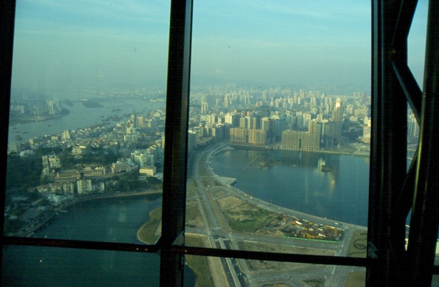 Blick aus dem Aufzug, der auf den Macau-Tower fhrt. Whrend der Fahrt bietet sich ein fantastischer Blick auf die Stadt Macau. (2003)