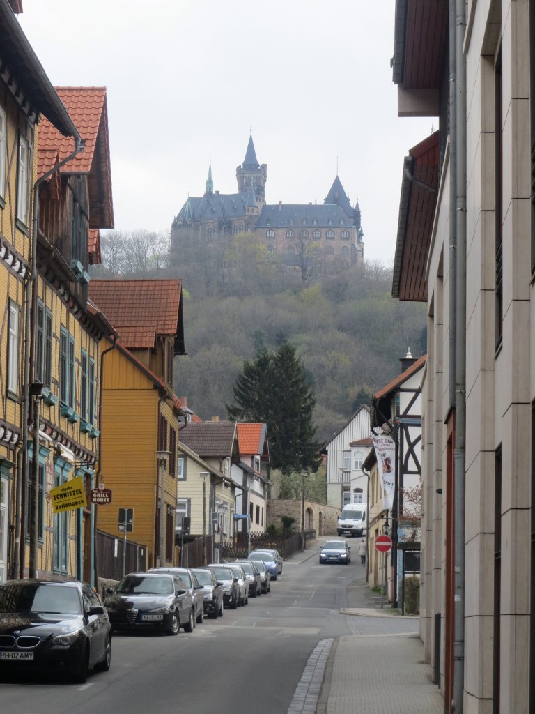 Blick aus der Fugngerzone ber eine Nebenstrae auf das Schloss von Wernigerode am 1. Mai 2013