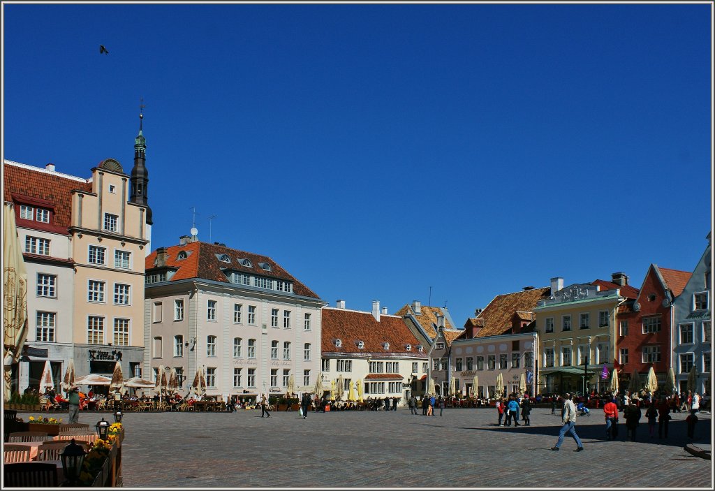 Blick aus einer der Nebenstrassen auf den Rathausplatz von Tallinn. Auf diesem Platz finden sich viele Restaurants, dort findet ein mittelalterlicher Markt statt, oder er ist einfach nur Bhne fr Darsteller aller Art.
(01.05.2012)