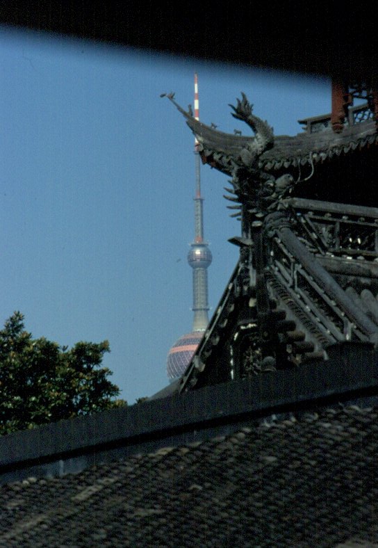 Blick aus einer Teestube in der Altstadt von Shanghai zum Oriental Pearl Tower, mit 468 Metern der zweithchste Fernsehturm Asiens, im November 2002