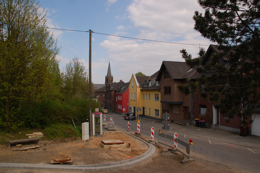Blick in die Bahnhofstr. in Stommeln im Kreis Bergheim. 17. April 2011