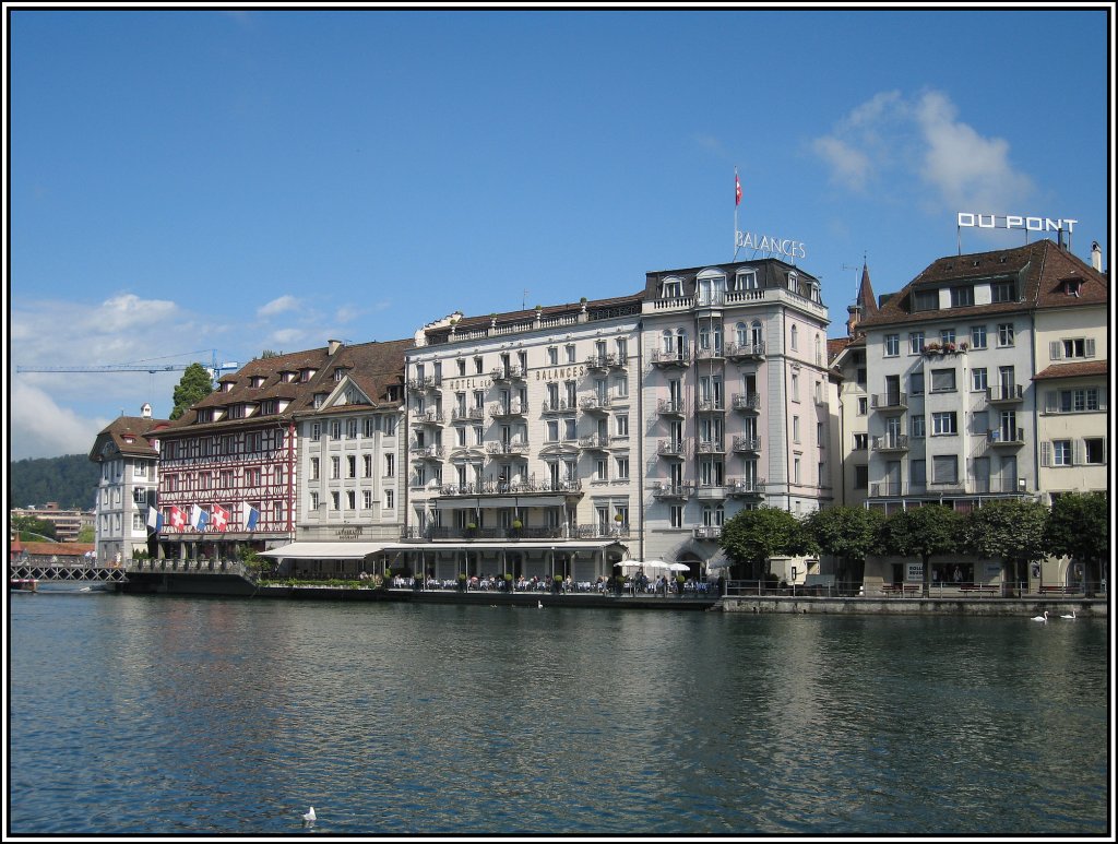 Blick ber die Reuss auf Hotels und Restaurants in Luzern. (24.07.2009)