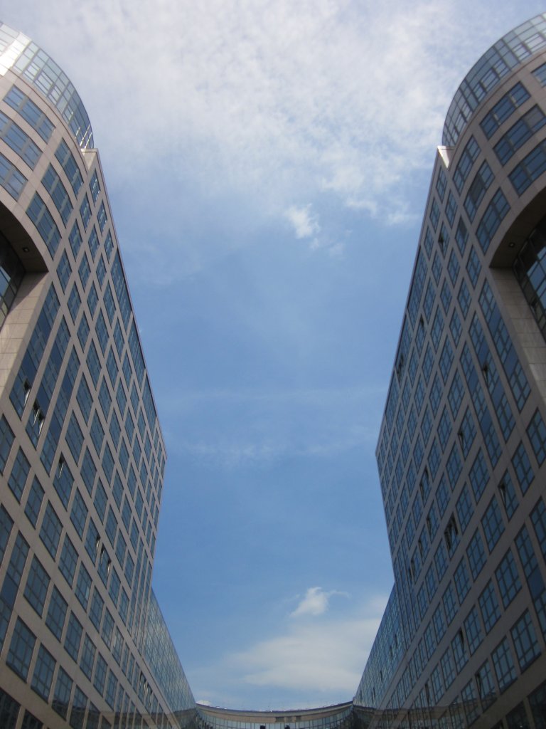 Blick in den blauen Berliner Himmel zwischen den Trmen des Bundes-Innenministeriums im Juni 2010.