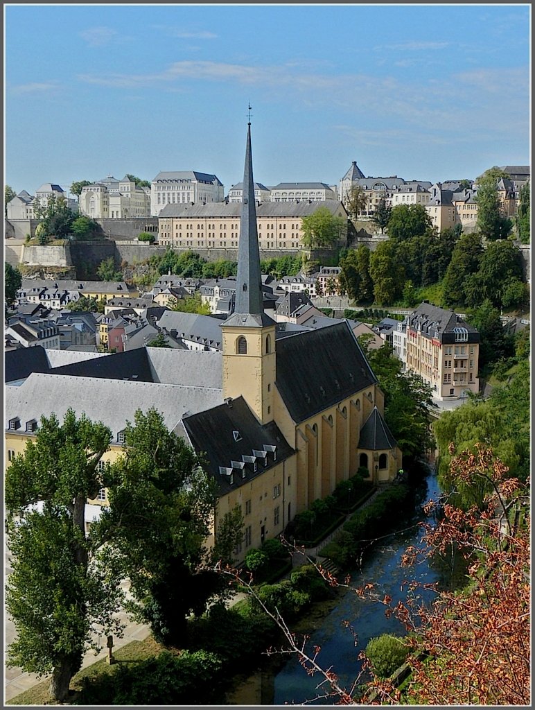 Blick vom Bockfelsen auf den Stadtgrund von Luxemburg mit der Abtei Neumnster und der Sankt Johann Kirche. 01.08.09 (Hans)