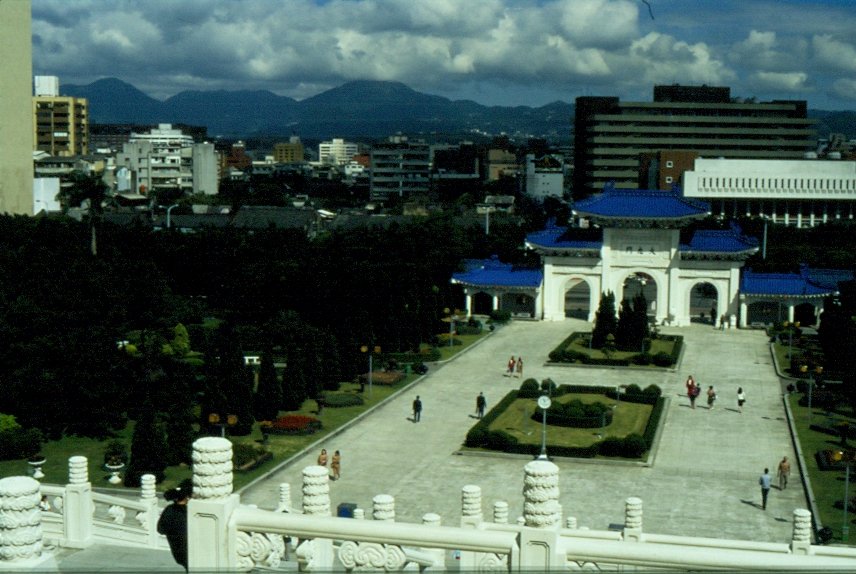 Blick von der Chiang-Kai-shek-Gedchtnishalle in Taipeh auf den Zugangsbereich und das Eingangstor sowie einen Teil der Stadt im November 1988 