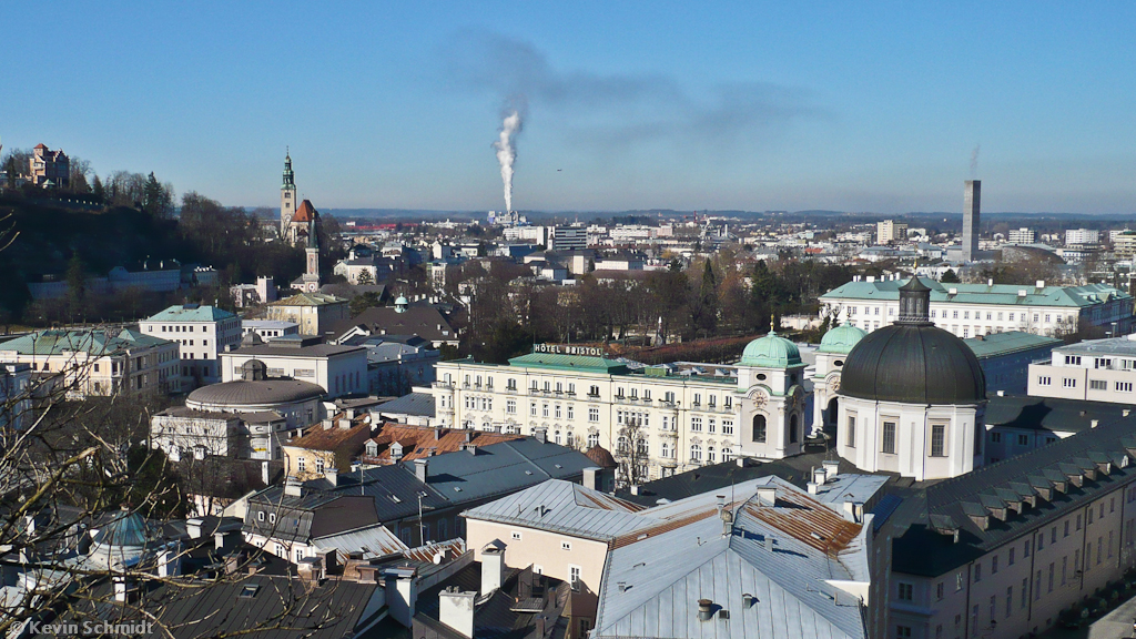 Blick vom Kapuzinerberg ber Salzburg mit der Pfarrkirche Mlln (hinten links), dem Hotel Bristol (Bildmitte) und der Dreifaltigkeitskirche (vorne rechts). (09.02.2008)