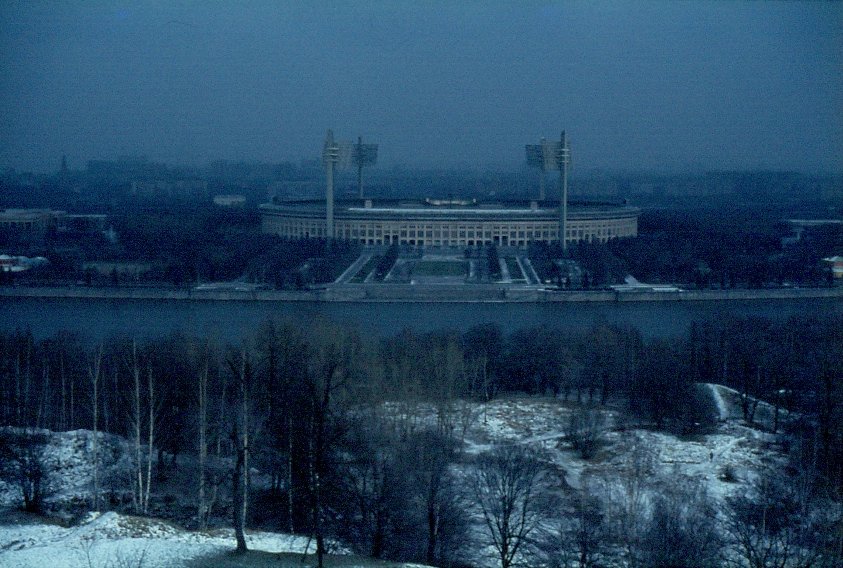 Blick vom Lenin-Hgel ber die Moskwa auf das Lenin-Stadion an einem trben und kalten Wintertag im November 1981