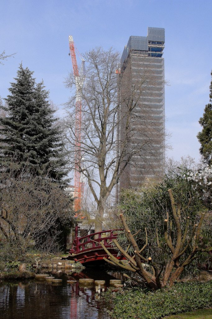 Blick vom Leverkusener  Japanischen Garten  zum im Rckbau befindlichen Bayer-Hochhaus. (Aufnahme vom 24.03.2012)