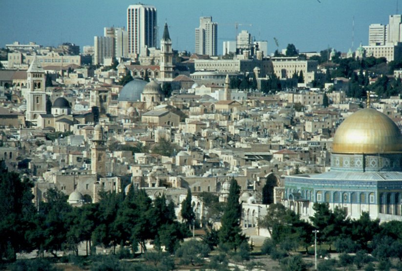 Blick vom lberg auf Alt-Jerusalem mit dem Felsendom am rechten Bildrand. (Dia von 1984)