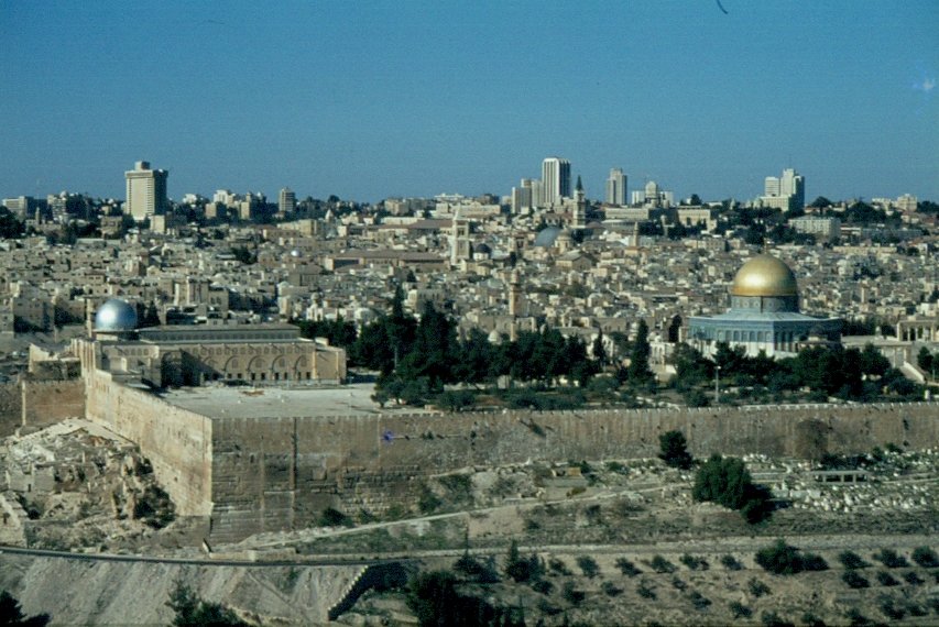 Blick vom lberg auf Jerusalem. Auf der rechten Bildseite mit der goldenen Kuppel: der Felsendom; links auf dem Foto mit der silbernen Kuppel: die Al Aqsa Moschee - Dezember 1984