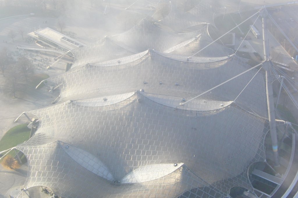 Blick vom Olympiaturm auf das Zeltdach der Olympiahalle,der Nebel hat seinen gewissen Reiz, aufgenommen am 19.11.2011