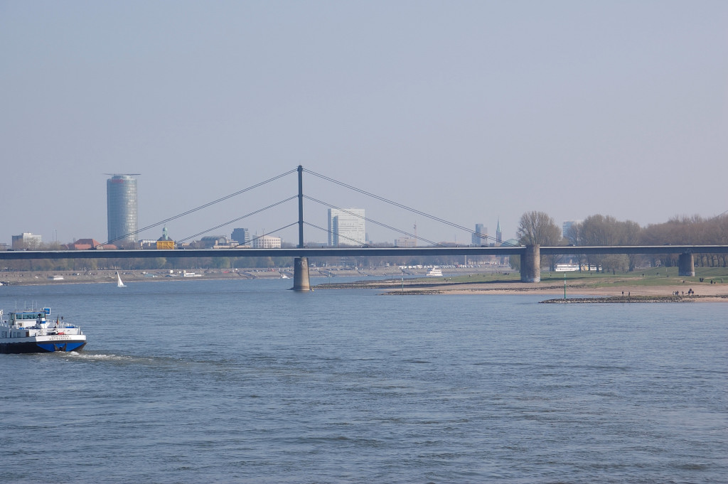 Blick vom rechten Rheinufer in Dsseldorf Golzheim nach sdwest, auf die Altstadtsilouette und die Theodor-Heuss-Brcke mit dem Rheinbogen. 6.4.2012