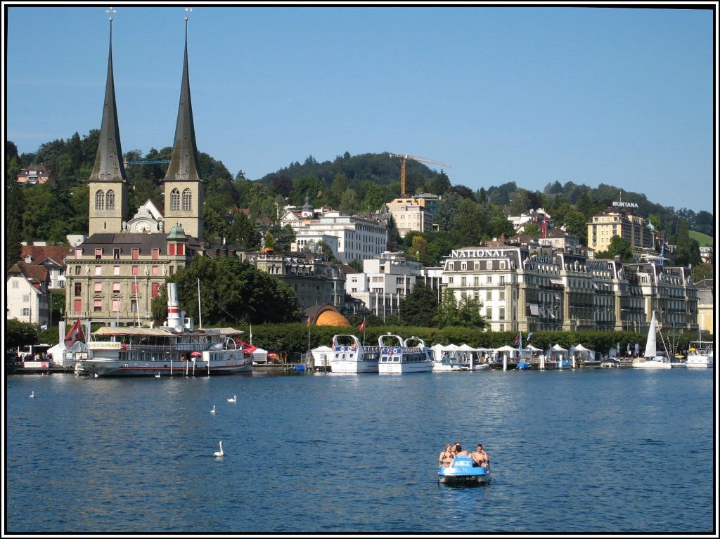 Blick von der Seebrcke in Luzern. Der Schaufelraddampfer am Ufer dient als Restaurant. (21.07.2009) 