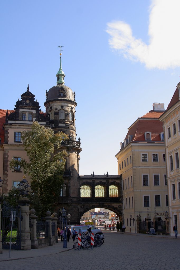 Blick von der Sophienstrae in Dresden zur Schlobrcke, welche den Sdflgel des  Kniglichen Residenzschlosses (links) mit dem Taschenbergpalais verbindet. (Aufnahme vom 06.10.2011)