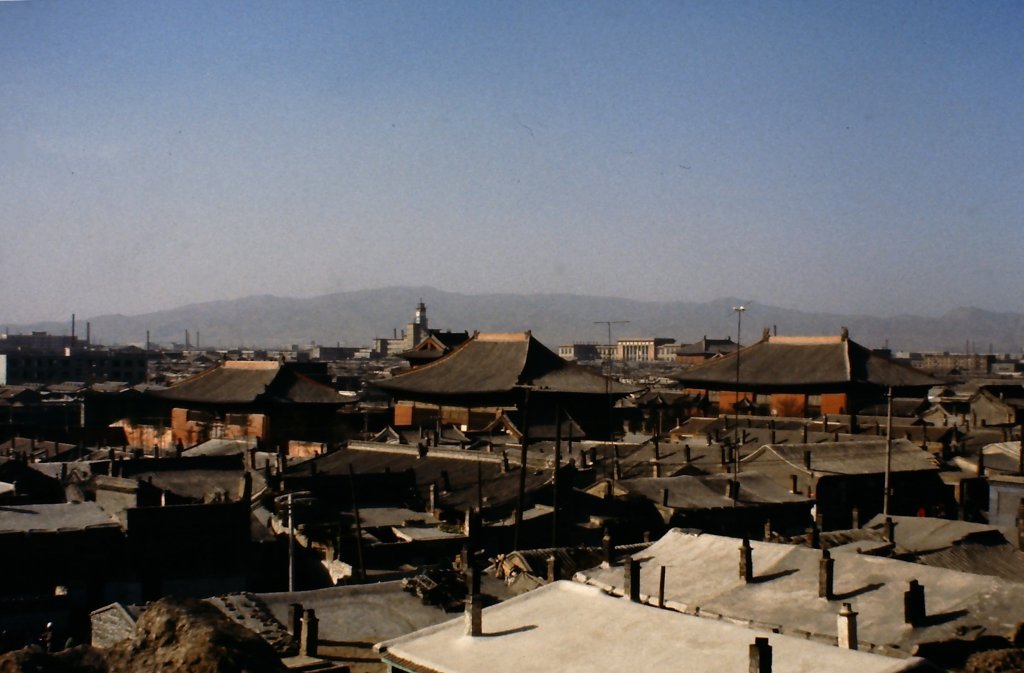 Blick von der Stadtmauer auf die Stadttore von Datong im Herbst 1984.