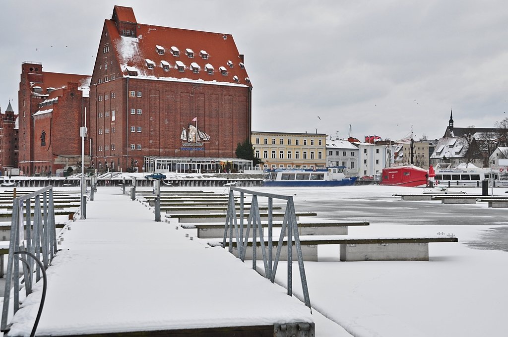 Blick in den Stralsunder Hafen,  Daisy  hat schon ordentlich geputet, das Eis ist vom Schnee freigefegt und wird sogar fr Schneewehen im Hafenbecken genutzt, 09.01.2010
