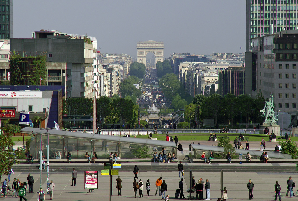 Blick von den Treppen der Grande Arche in Richtung Osten mit Arc de Triomphe. Diese visuelle Orientierungslinie nennt man Axe historique oder Grande Axe. Wer gut hinschaut, sieht unter dem Arc de Triomphe der Obelisk von Luxor auf der Place de la COncorde. Aufgenommen 3.5.2011.
