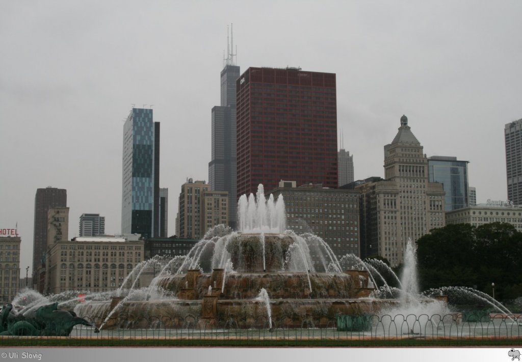 Blick ber den Buckingham Brunnen (Buckingham Fontain) auf die Hochhuser von Chicago. Leider war zum Zeitpunkt der Aufnahme, 14. September 2011, das Wetter nicht das schnste...