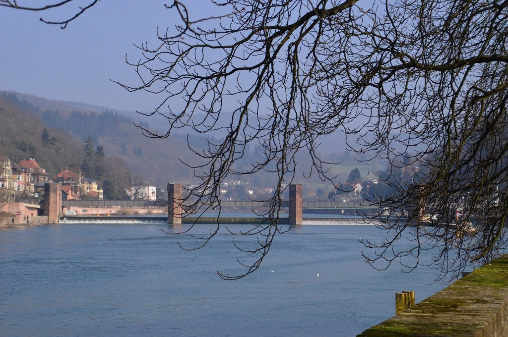 Blick ber den Neckar aus der Heidelberger Altstadt in Richtung Ziegelhausen. Im Hintergrund sieht man das Wehr hinter dem der Neckar gut dreimeter hher aufgesteut ist als davor. So kann er fast das ganze Jahr als Wasserstrae genutzt werden. 3.3.2013
