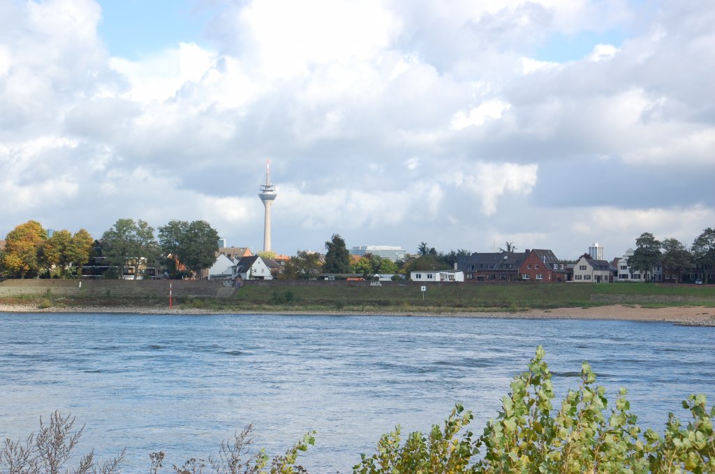 Blick ber den Rhein nach Dsseldorf-Hamm, im Hintergrund ist der Fernsehturm gut zu erkennen. 20.Oktober 2010