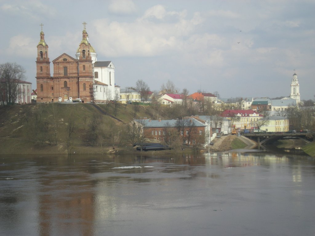 Blick ber die  Westliche Dwina  auf die Altstadt von Witebsk. 05.04.2010. 