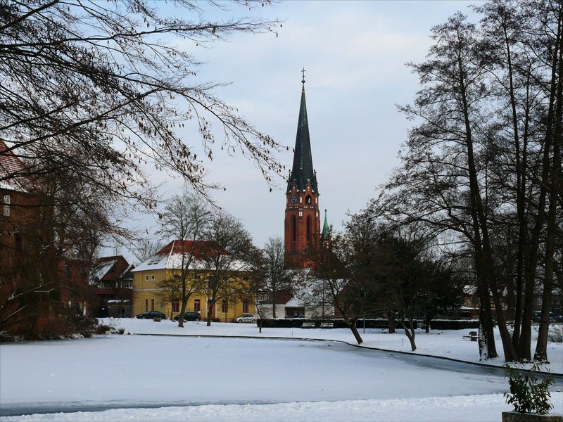 Blick ber den zugefrorenen Schlossteich zur St. Marien Kirche; Winsen an der Luhe, 04.01.2010
