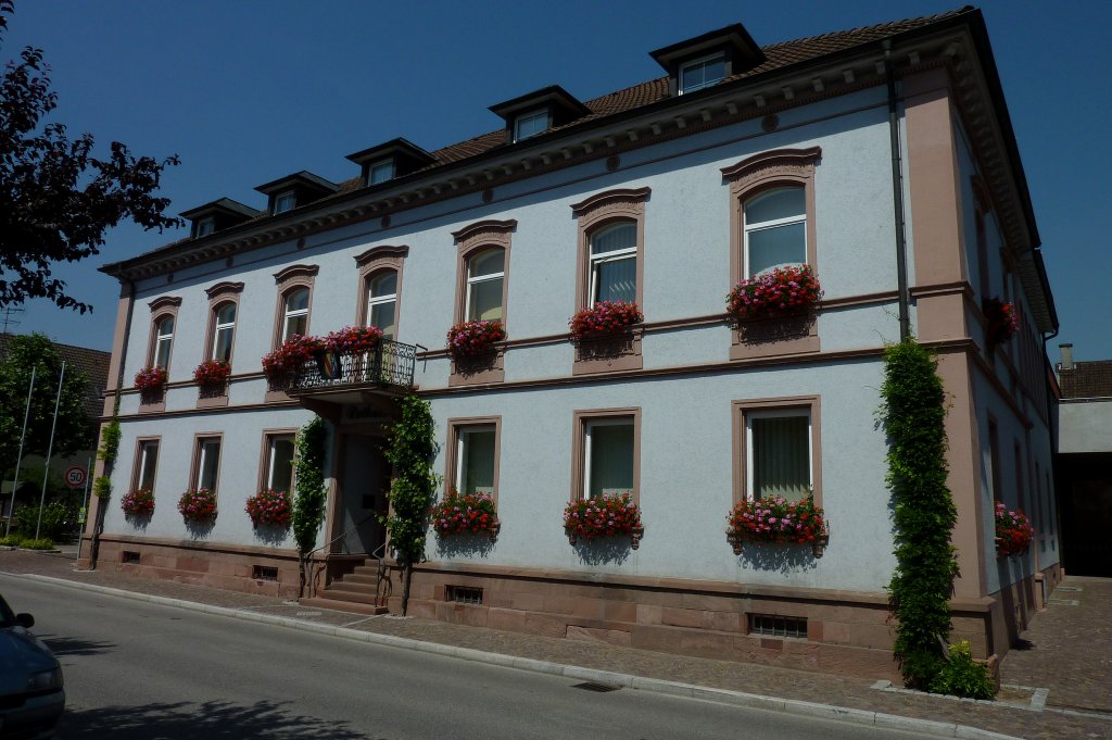 Btzingen , das Rathaus, die lteste Weinanbaugemeinde am Kaiserstuhl, 769 erstmals urkundlich erwhnt, Juni 2011