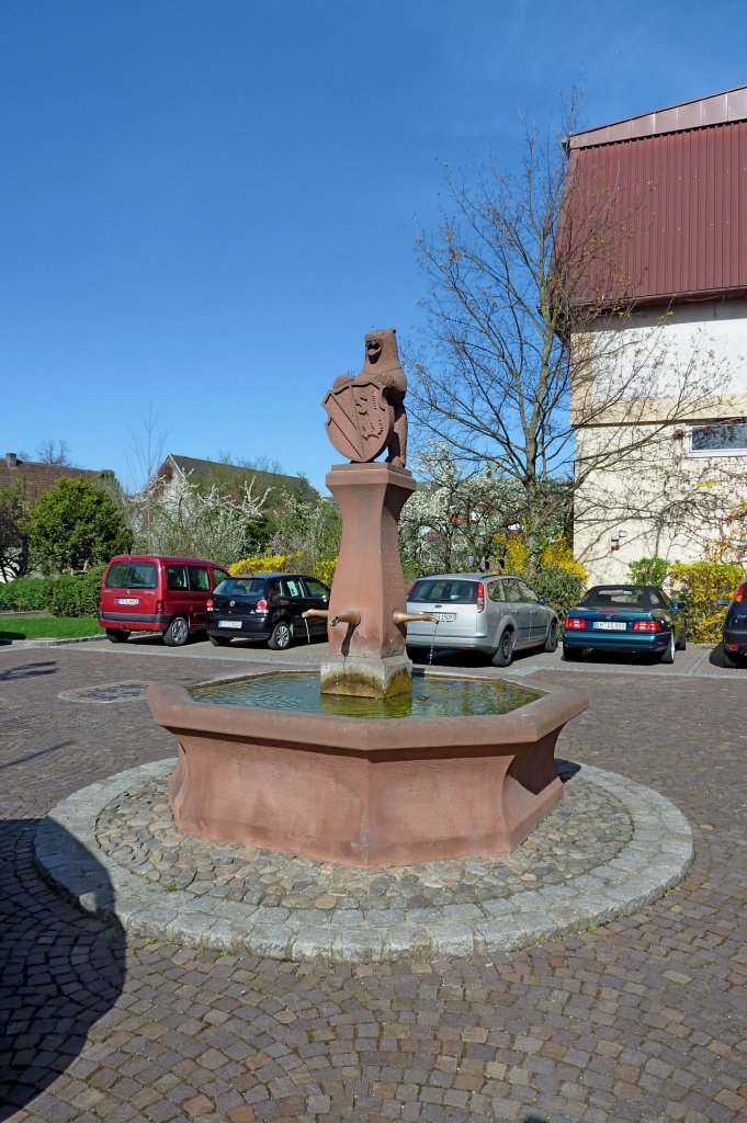 Btzingen am Kaiserstuhl, der Brunnen am Rathaus trgt den Br, das Wappentier des Winzerortes, April 2012
