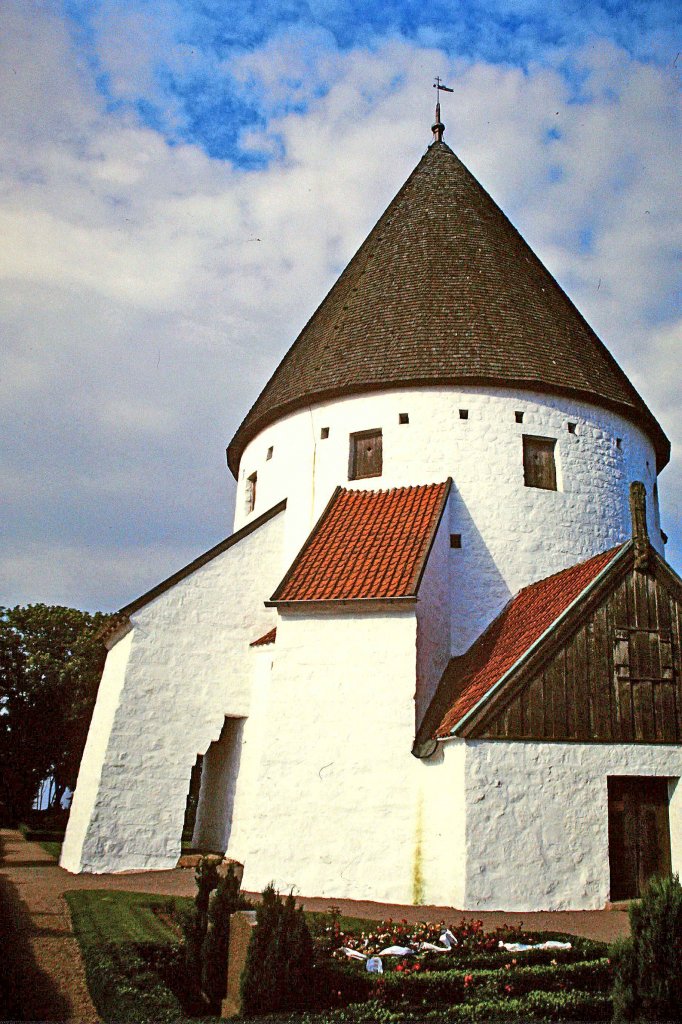 Bornholm, die runden Wehrkirchen sind eine Sehenswrdigkeit der Insel, im Aug.1985, Scan vom Dia, Jan.2011