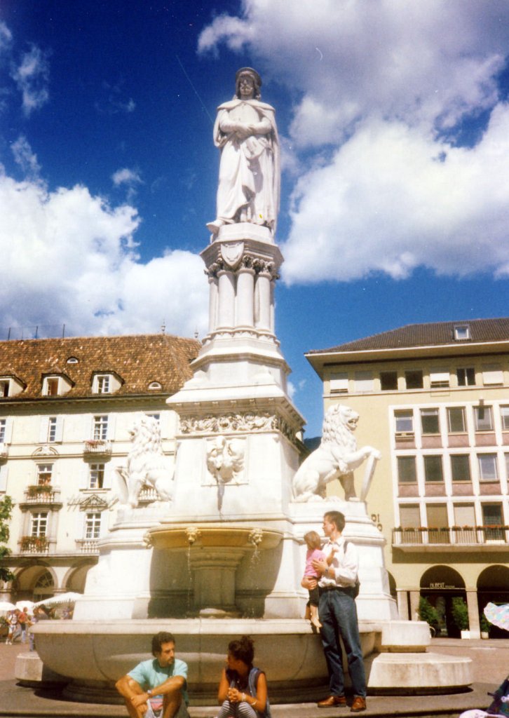 Bozen (Bolzano), Walther von der Vogelweide-Brunnen auf dem Waltherplatz (August 1994)