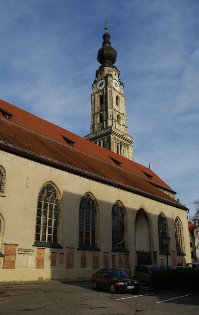 Braunau am Inn, Sptgotische Stadtpfarrkirche St. Stephan, erbaut zwischen 1439 und 1466, Turmhhe 87 Meter, Baumeister Stephan
Krumenauer (27.11.2009)