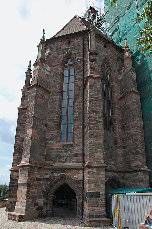 Breisach, St. Stephansmnster. Aussenaufnahme des hochgotischen, polygonalen Chors, ab etwa 1275 bis 1300. Gut sichtbar die nach aussen geffnete Krypta (Spitzbogen unten). Ansicht von Nordosten, 06. Juli 2010, 12:22