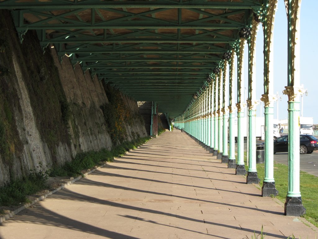 Brighton Beach Promenade - bei schlechem Wetter kann man teilweise sogar berdacht laufen. Nahe der Marine Parade / Madeira Dr, 16.4.2012
