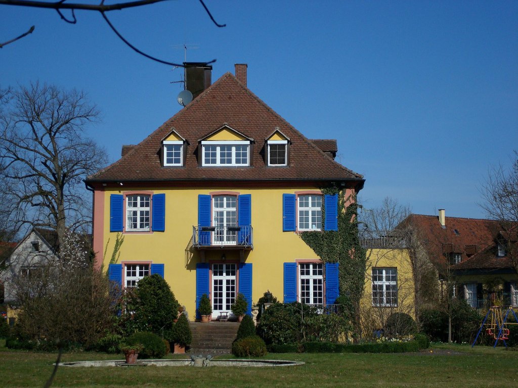 Buchheim, Ortsteil von March, das Schlo aus dem 18.Jahrhundert, heute im Privatbesitz, Mrz 2011  