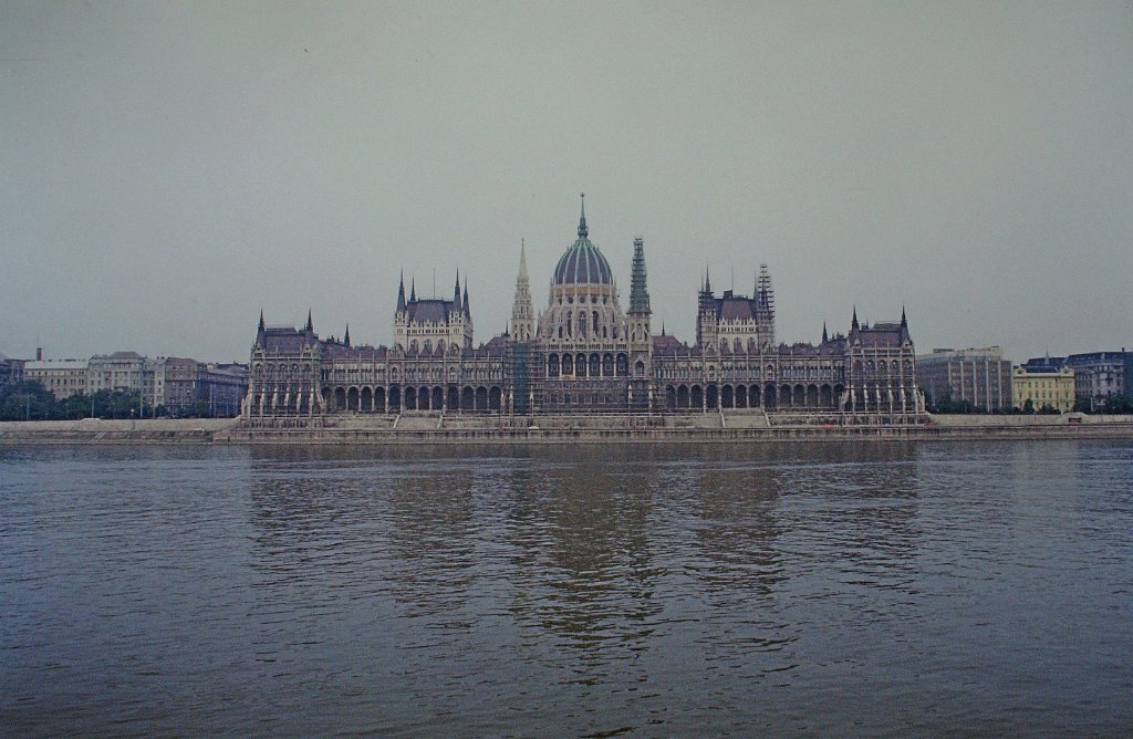 Budapest, das Parlament, zhlt zu den grten Gebuden in Europa, wurde im neogotischen Stil erbaut von 1885-1904, Architekt war Imre Steinl, Scan vom Dia, Aug.1986