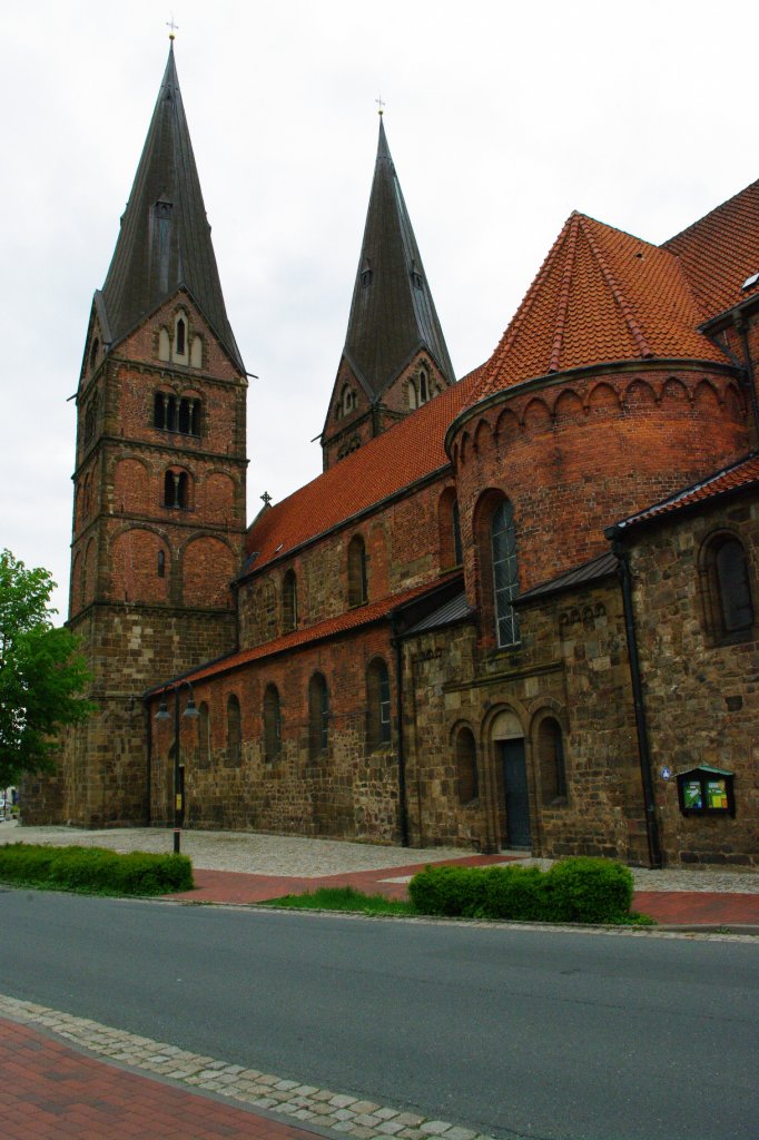Bcken, Ev. Stiftskirche St. Materniani, romanisch, erbaut ab dem 11. Jahrhundert, Landkreis Nienburg/Weser (14.05.2010)