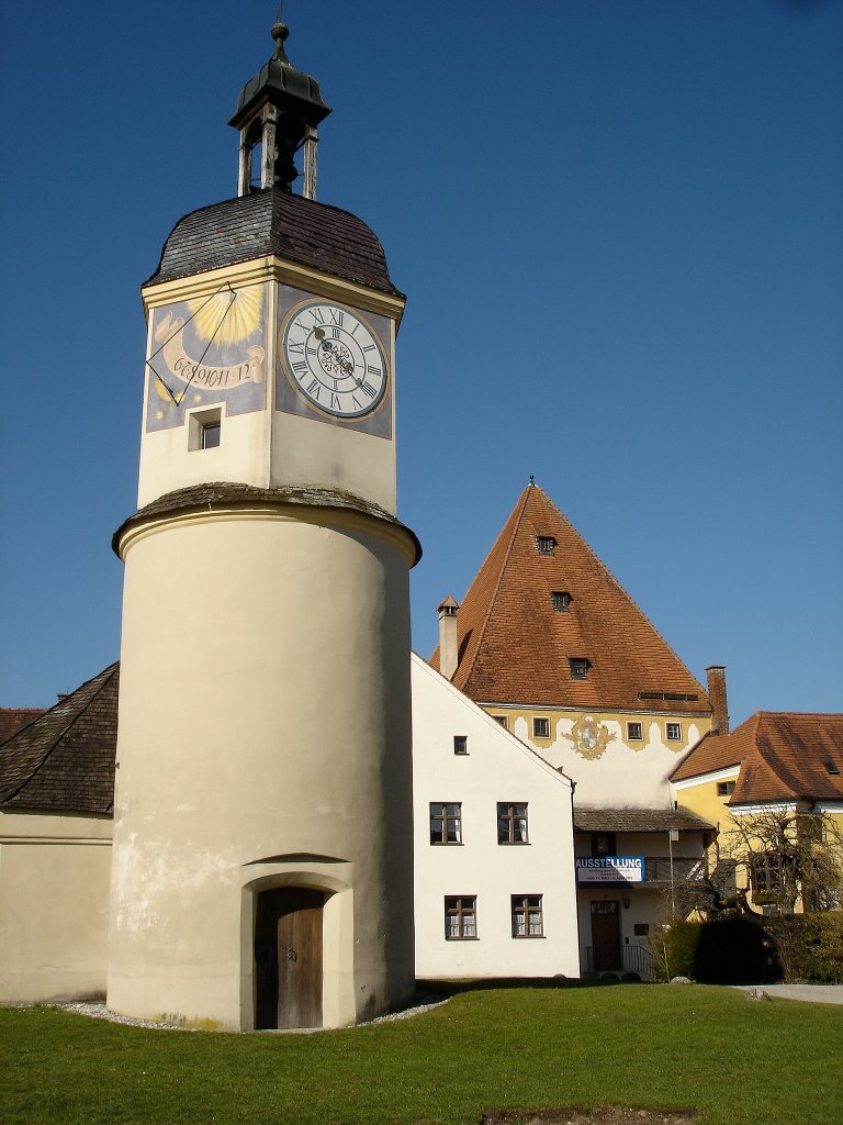 Burghausen, der Uhrturm im sechsten Innenhof der Burganlage, stammt aus dem 16.Jahrhundert und trgt eine Sonnenuhr und eine mechanische Schlaguhr, April 2005
