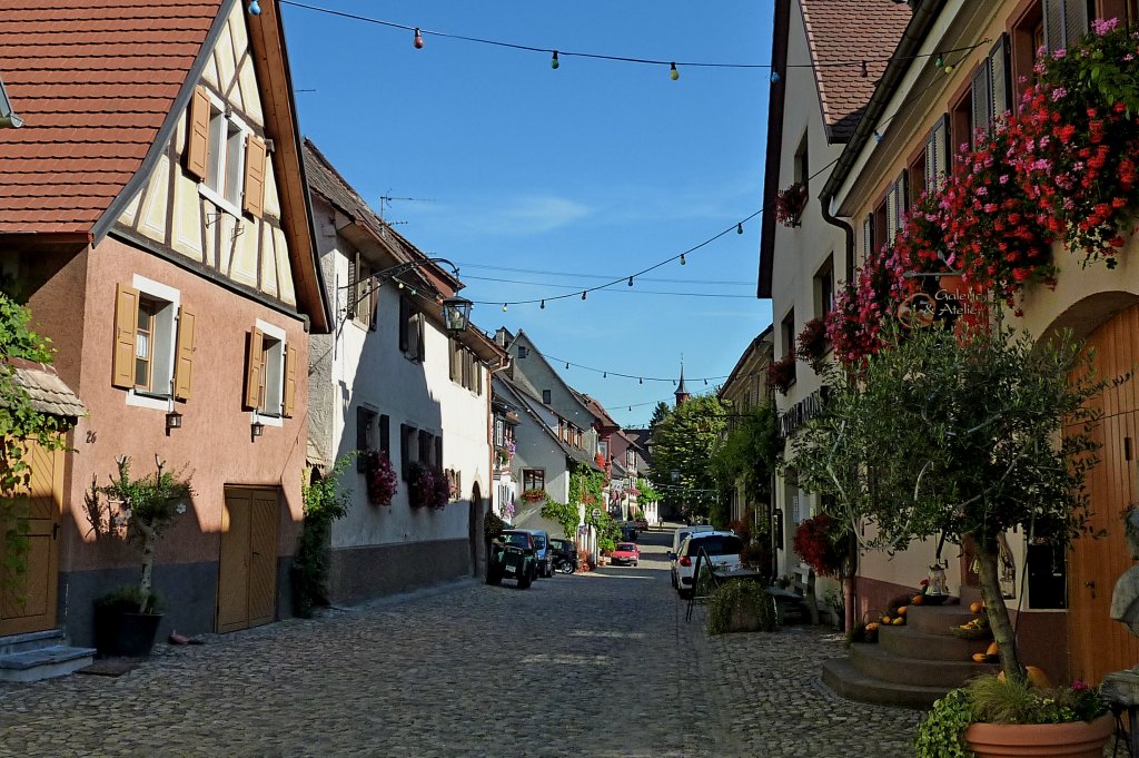 Burkheim am Kaiserstuhl, Blick in die Hauptstrae des bekannten Weinortes, Sept.2012 