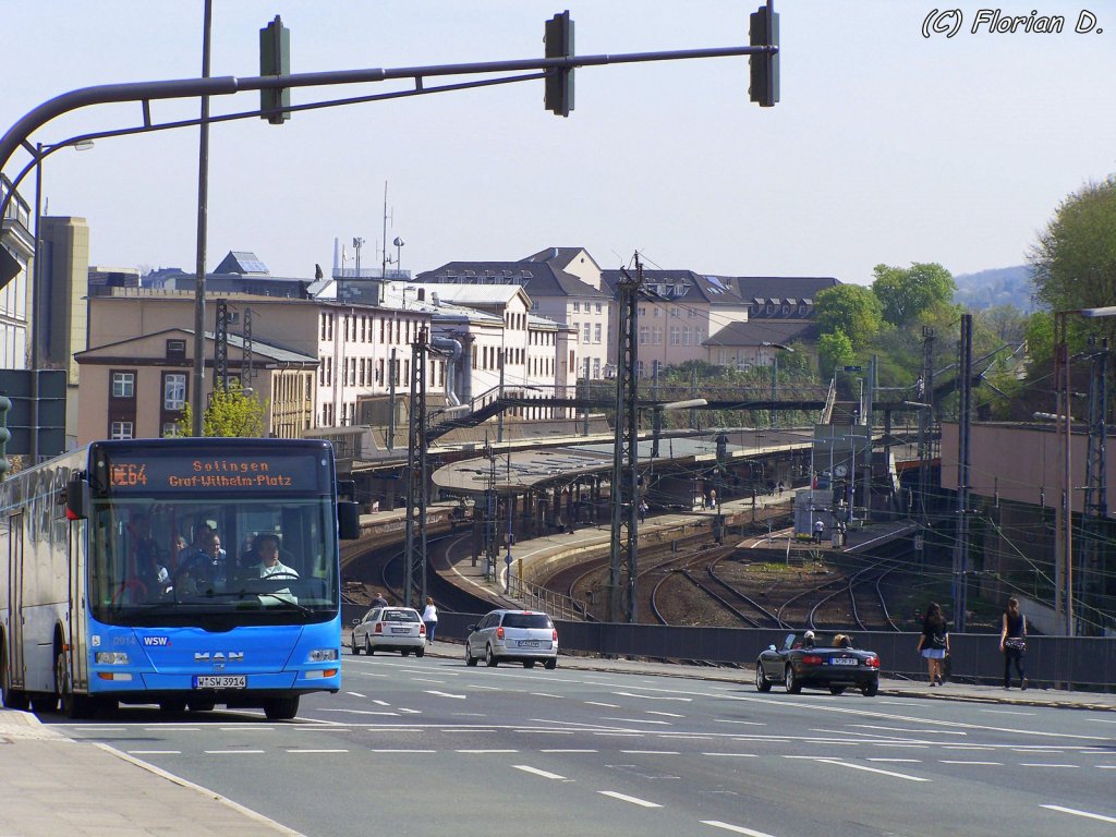 Bus- und Schienenverkehr in Wuppertal. Auch wenn es auf der Schiene im Moment leer aussieht. 24.04.2010