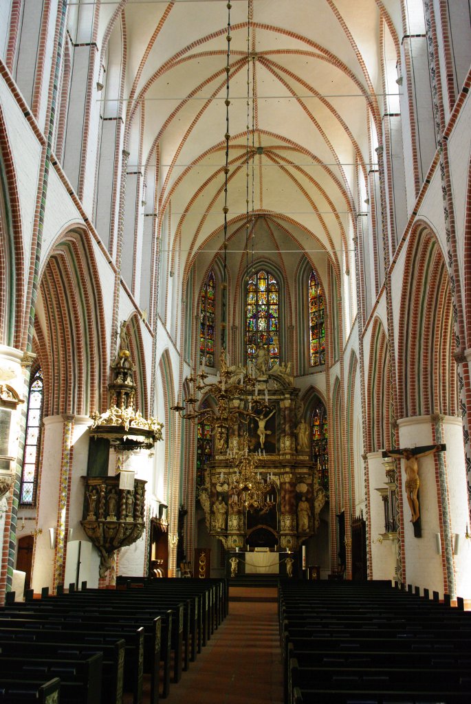 Buxtehude, Langschiff mit Altar und Kanzel der St. Petri Kirche, Kanzel von 1674 (09.05.2011)