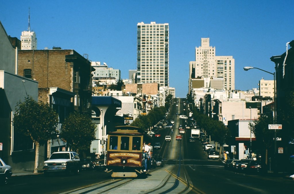 California Street, San Francisco, Blickrichtung Ost am 23. August 1988. Der Standpunkt der Aufnahme ist die Verkehrsinsel auf Bild 3893.