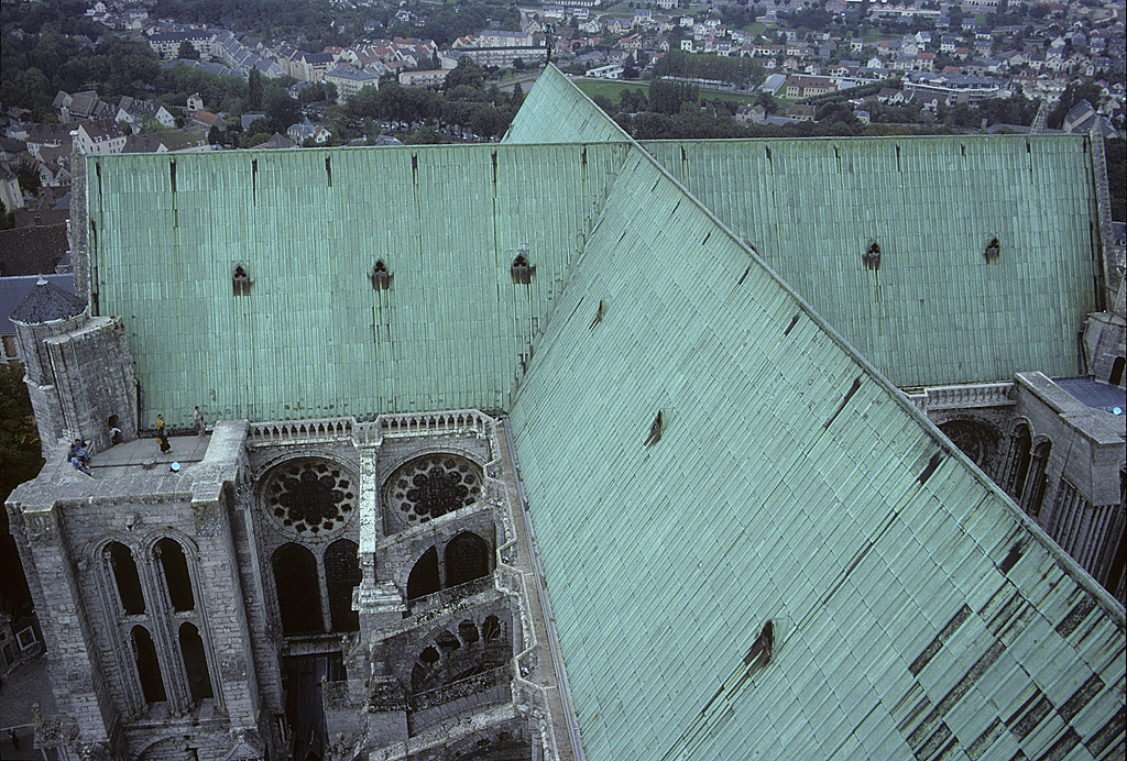 Chartres, Kathedrale Notre Dame, Blick vom Nordturm Richtung Osten auf Langhaus, Chor und Querschiffe. Kein Dachreiter. Aufnahme von Okt. 1995, HQ-Scan ab Dia.