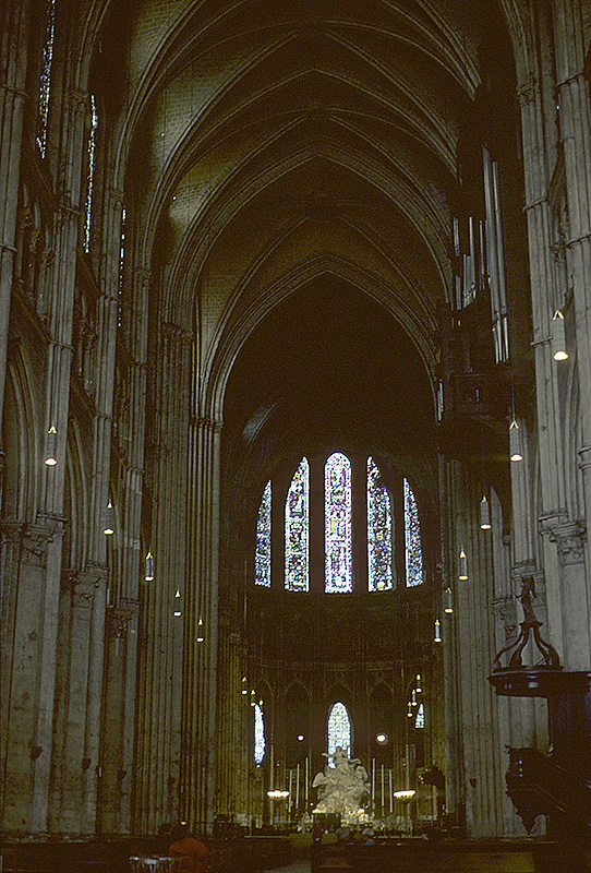 Chartres, Kathedrale Notre Dame, Mittelschiff Richtung Osten. Ab 1194, innen hochgotisch. 4-teiliges Gewlbe, 36.5 m hoch, 3-zoniger Wandaufbau. Farbverglaste Fenster sind zwar hervorragend, verdunkeln den Raum jedoch massiv. Aufnahme von Okt. 1995, HQ-Scan ab  Dia. Exorbitanter Nachbearbeitungsaufwand.
