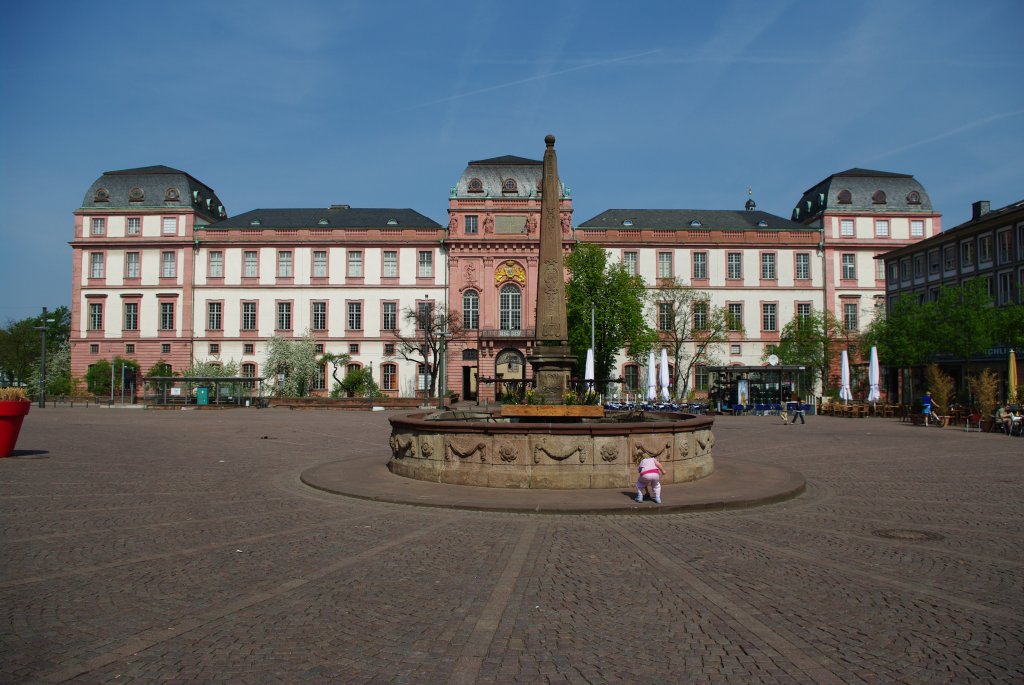 Darmstadt, Schlo am Marktplatz, heute befindet sich im Schlo die Landes- und Hochschulbibliothek und das Schlomuseum (10.04.2009)