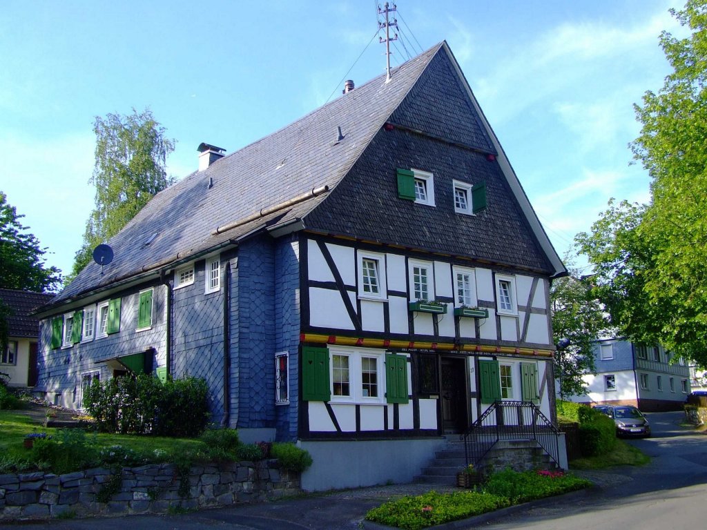 Das 1608 erbaute ev. Pfarrhaus  in Oberholzklau (gehrt zu Freudenberg), Kreis Siegen-Wittgenstein, am 05.06.2010