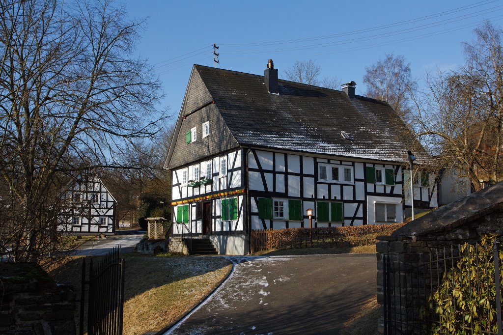 Das 1608 erbaute Pfarrhaus in Oberholzklau (gehrt zu Freudenberg), Kreis Siegen-Wittgenstein, am 11.02.2012. Links hinten die 1736 erbaute Pfarrscheune, spter Gemeindehaus.