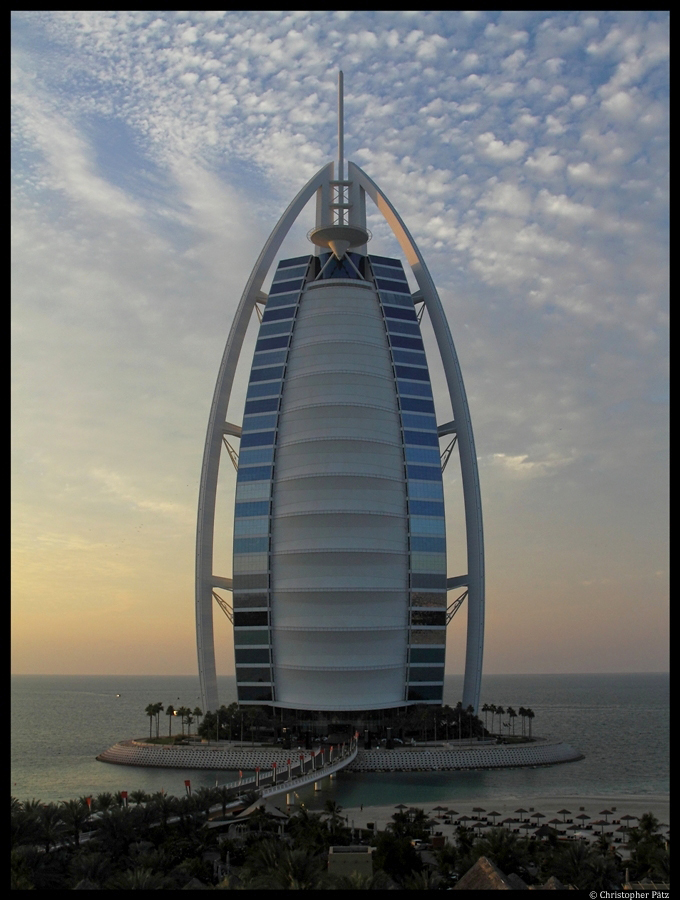 Das 1999 erffnete 7-Sterne-Hotel Burj al Arab ist eines der Wahrzeichen von Dubai. (07.12.2012)