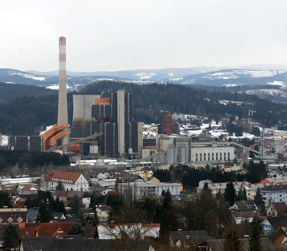 Das Dampfkraftwerk Voistberg auch DK (nach seiner ersten Betriebsgesellschaft der sterreichischen Draukraftwerke AG) gennant prgt seit Jahrzehnten das Stadtbild Voitsbergs.

Im Vordergrund befinden sich die 1953 bzw. 1956 errichteten und 1983 bzw. 1985 stillgelegten Kraftwerksbcke I und II. Der mit seinem 180 Meter hohen Kamin markante Kraftwerksblock III auch DK III genannt wurde 1983 errichtet und 2006 stillgelegt. Er hatte eine Leistung von 330 MW welche von den rtlichen Braunkohlerevieren gespeist wurden.

Nach mehreren Reaktivierungsversuchen wurde im Jnner 2013 der Abbruch dieser Anlage beschlossen.

Aufgenommen am 09.02.2013