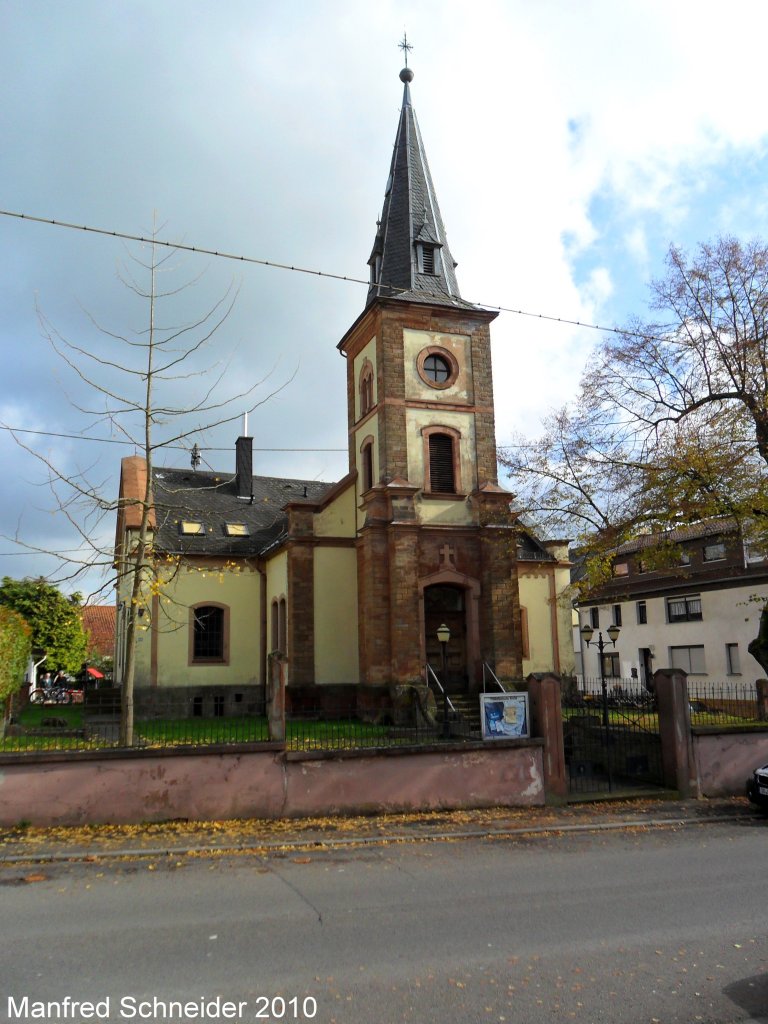 Das Foto zeigt die Evg. Pfarrkirche von Saarbrcken Ensheim. Das Bild habe ich am 22.10.2010 aufgenommen.