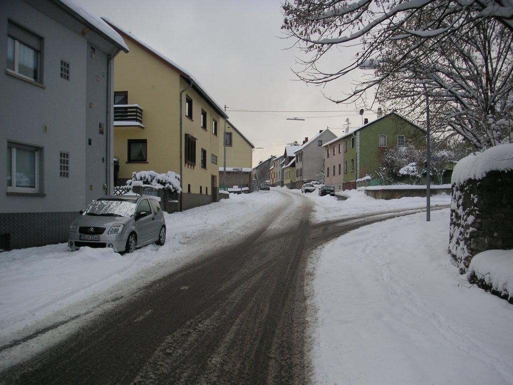 Das Foto zeigt den Ortskern von Saarbrcken Ensheim. Die Aufnahme des Fotos war am 01.02.2010. Auf diesem Foto ist die Bischmisheimer Strae zu sehen.